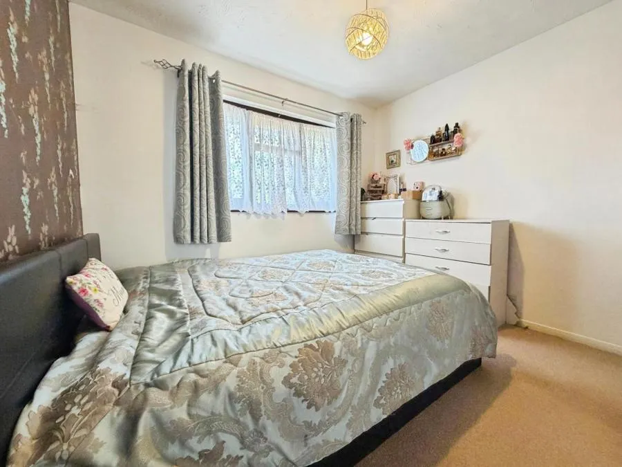 Hawthorne Crescent, West Drayton, UB7, photo 9