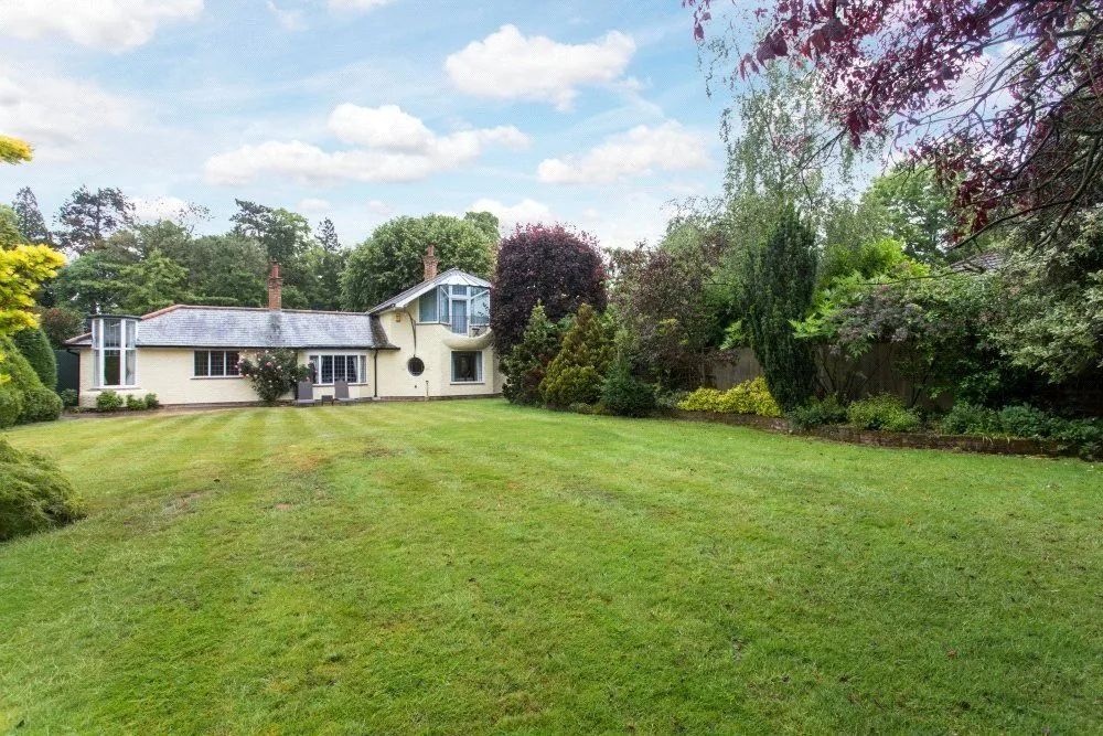 4 bed house for sale — Oval Way, Gerrards Cross, Buckinghamshire, SL9 8PY