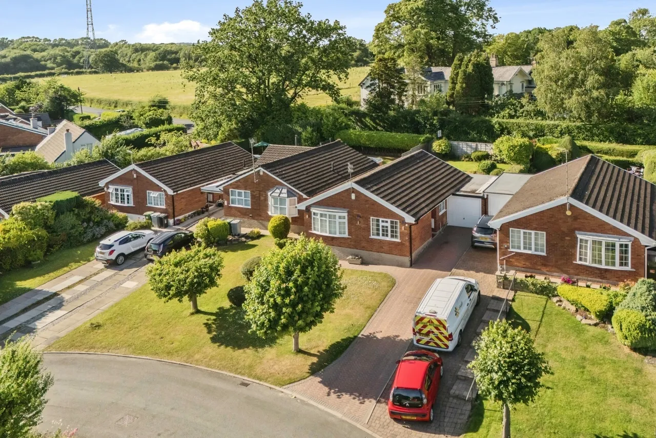 2 bed house for sale — Fowey Close, Cheshire, SK10