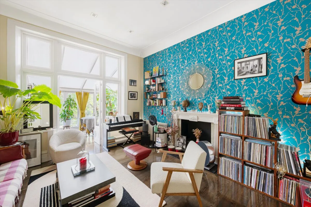 2 bed flat for sale, Mapesbury Road, London, NW6
