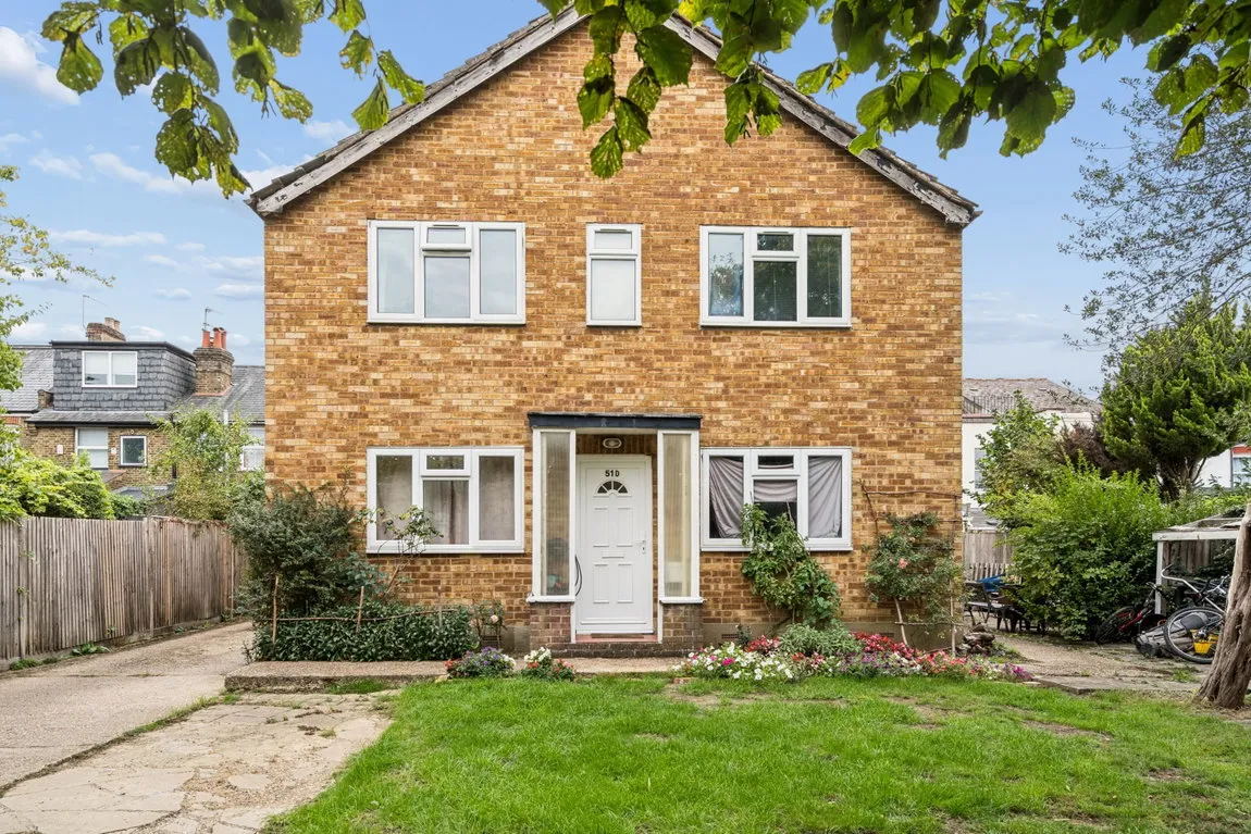 2 bed flat for sale, High Street, Northwood, HA6