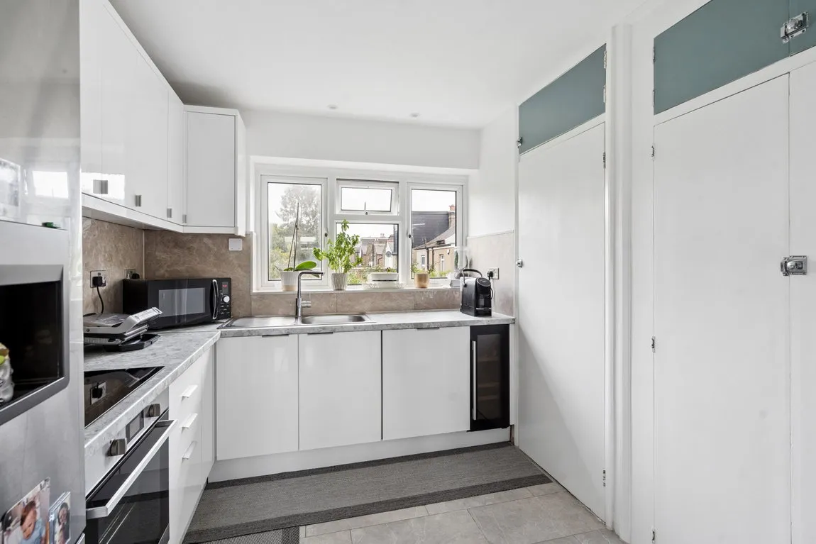 High Street, Northwood, HA6, photo 2