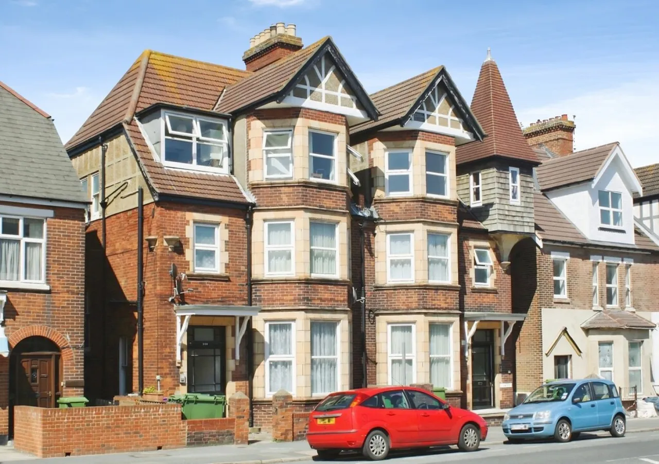 1 bed flat to rent, Cheriton Road, Folkestone, CT19