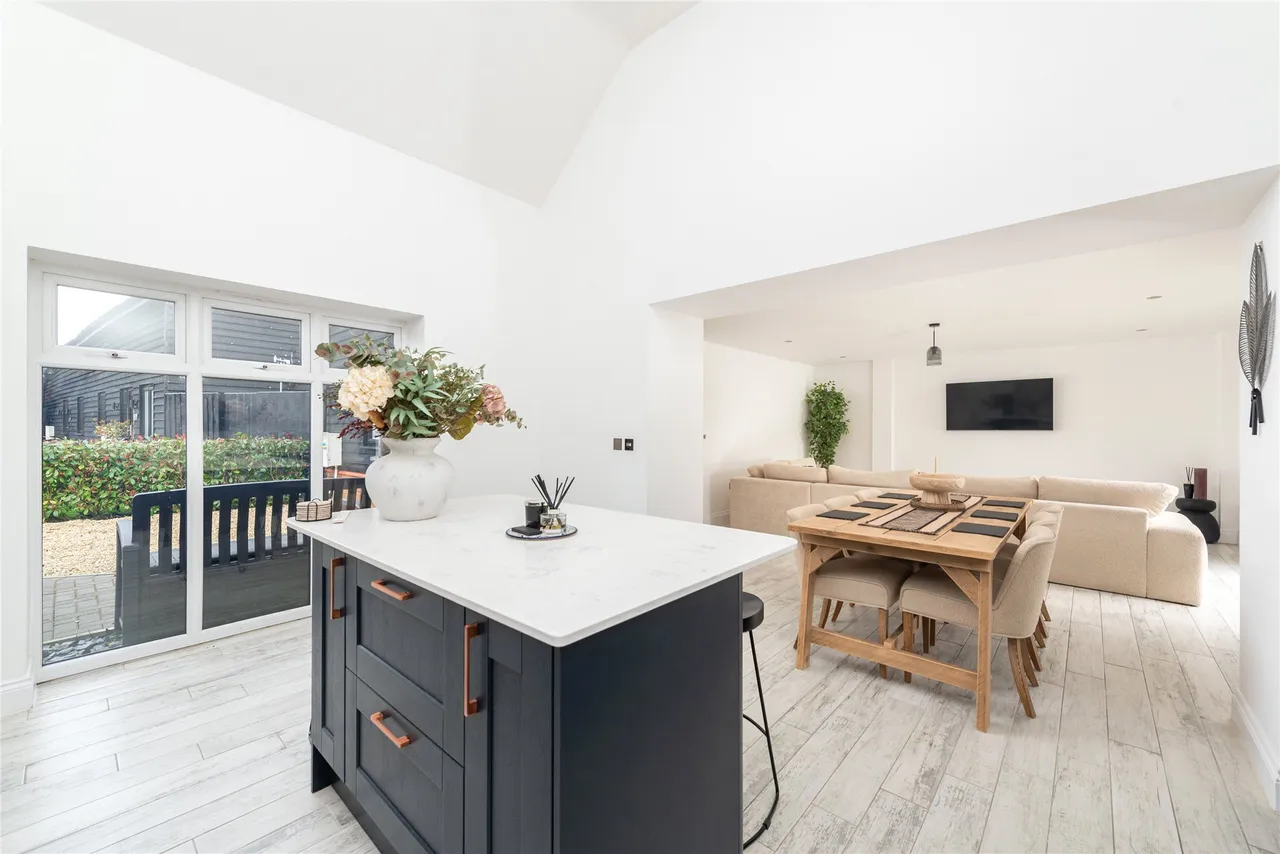 West Street, Lilley, LU2, photo 21