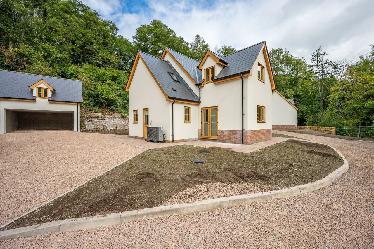 Forge Row, Gilwern, photo 14