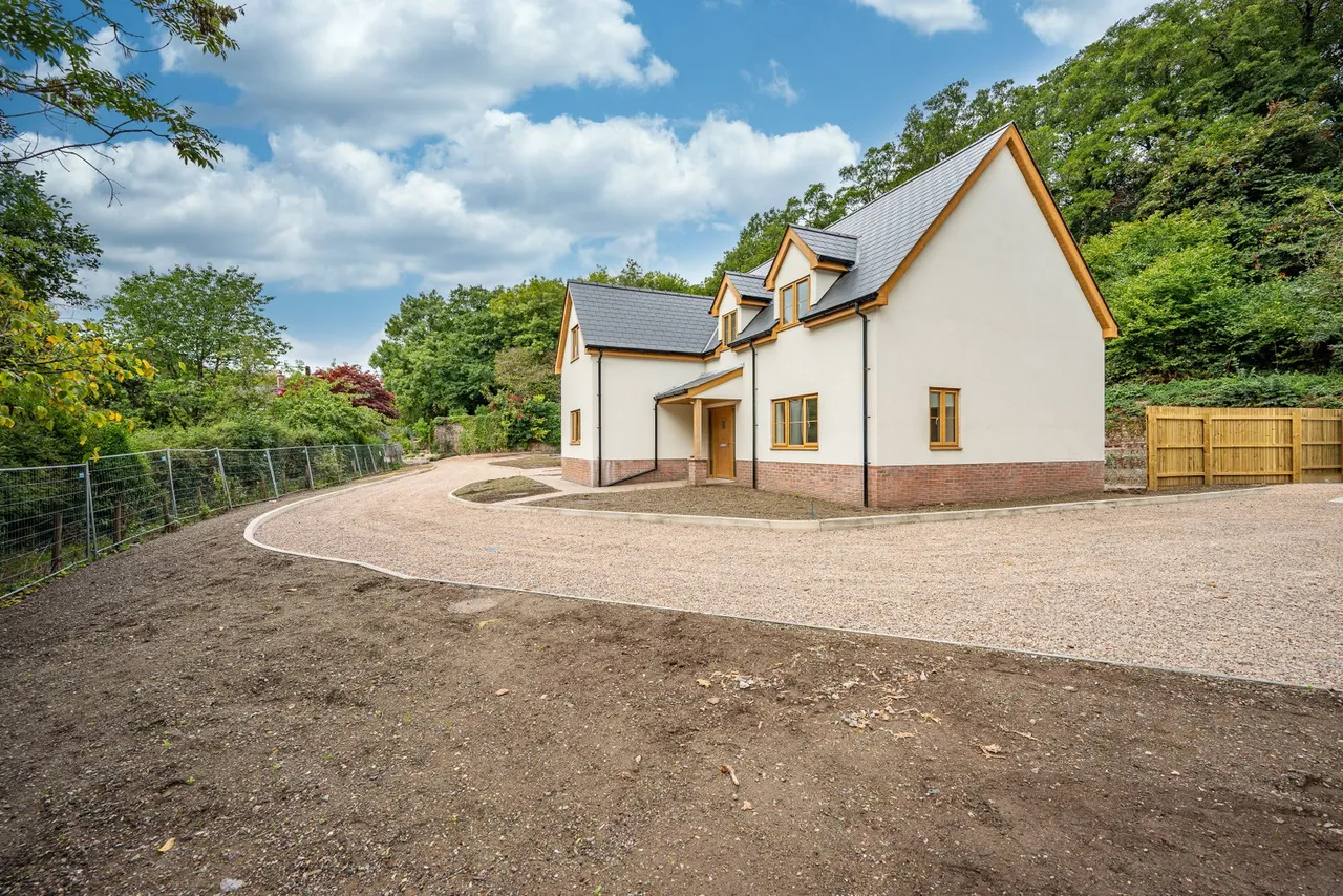 Forge Row, Gilwern, photo 16