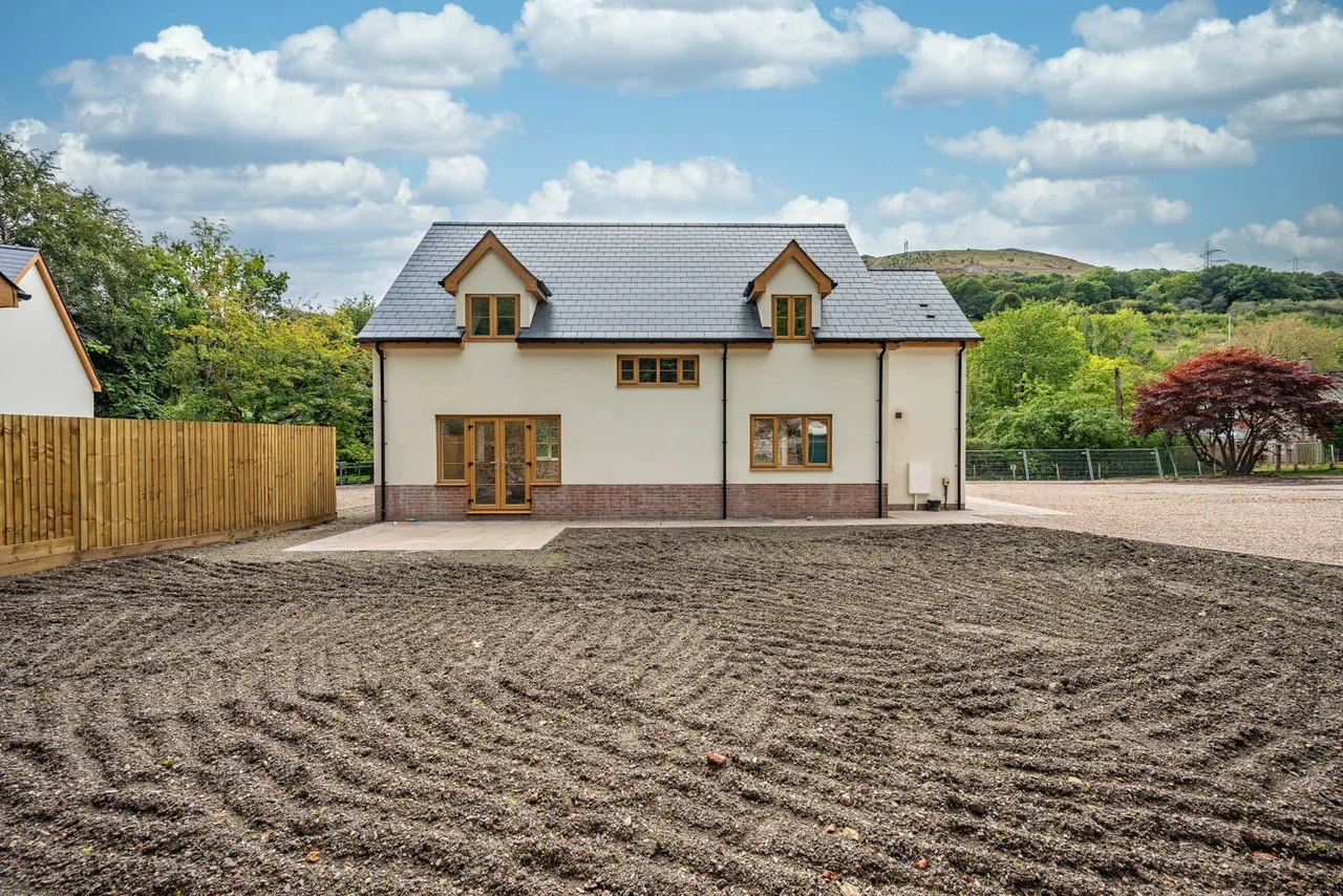 Forge Row, Gilwern, photo 15