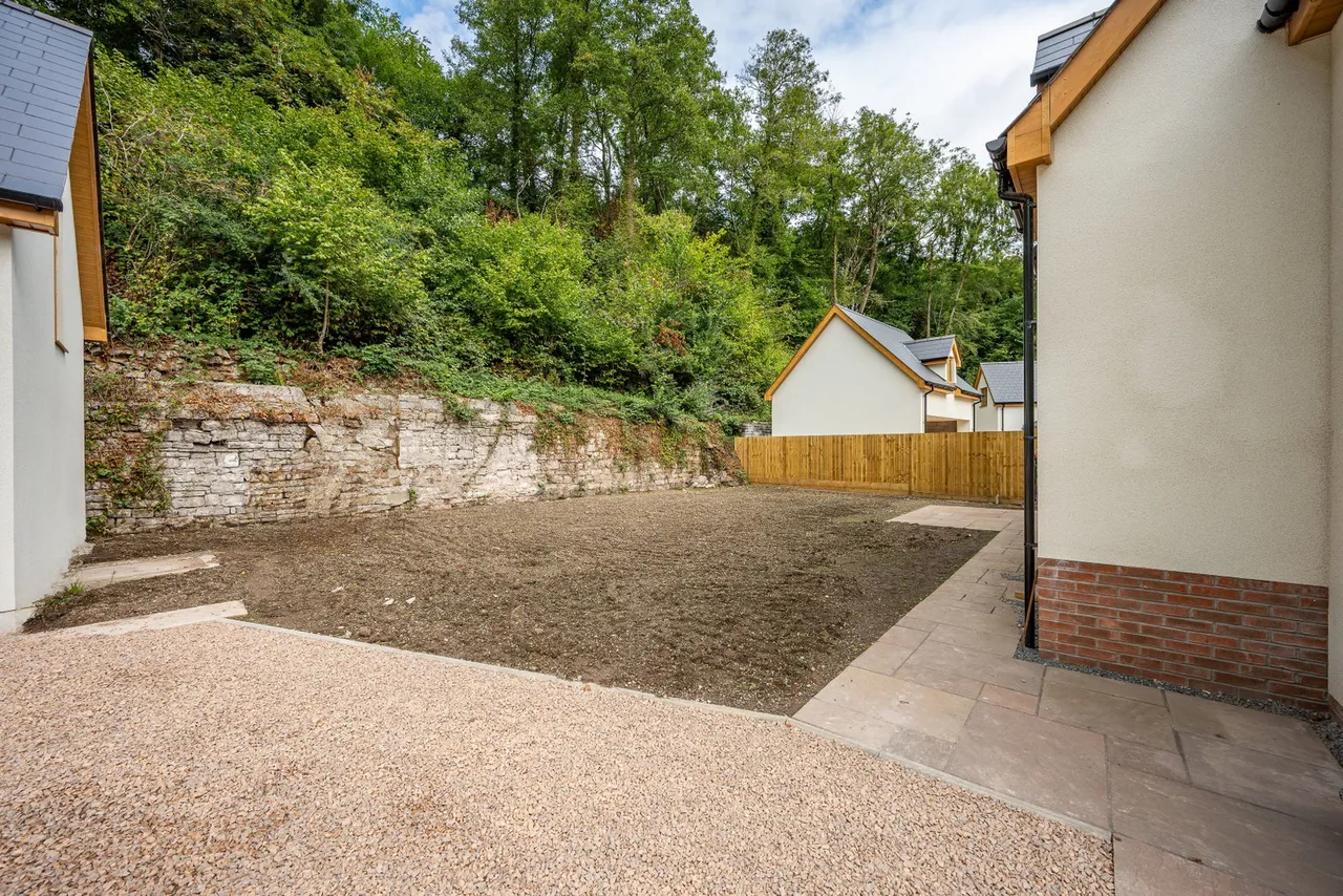 Forge Row, Gilwern, photo 13