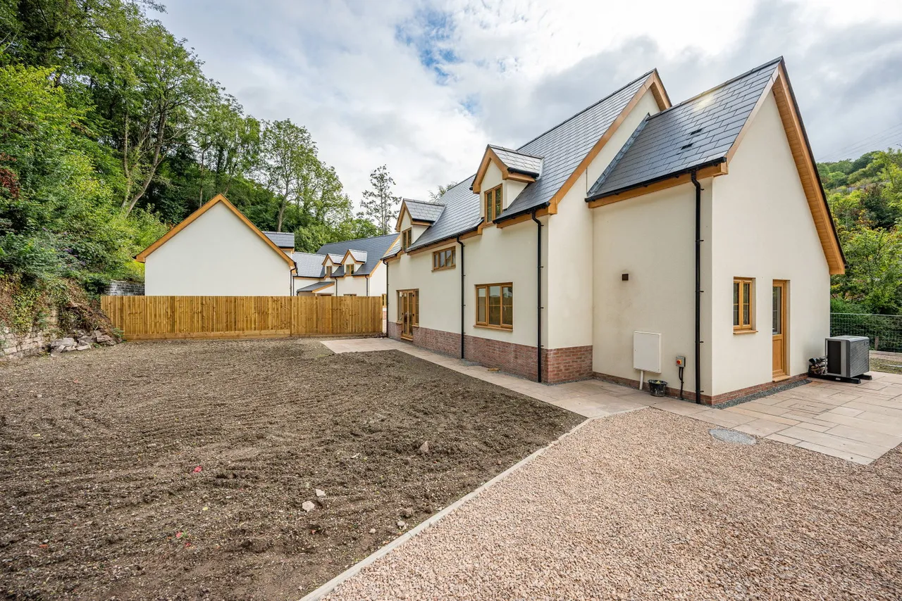 Forge Row, Gilwern, photo 2