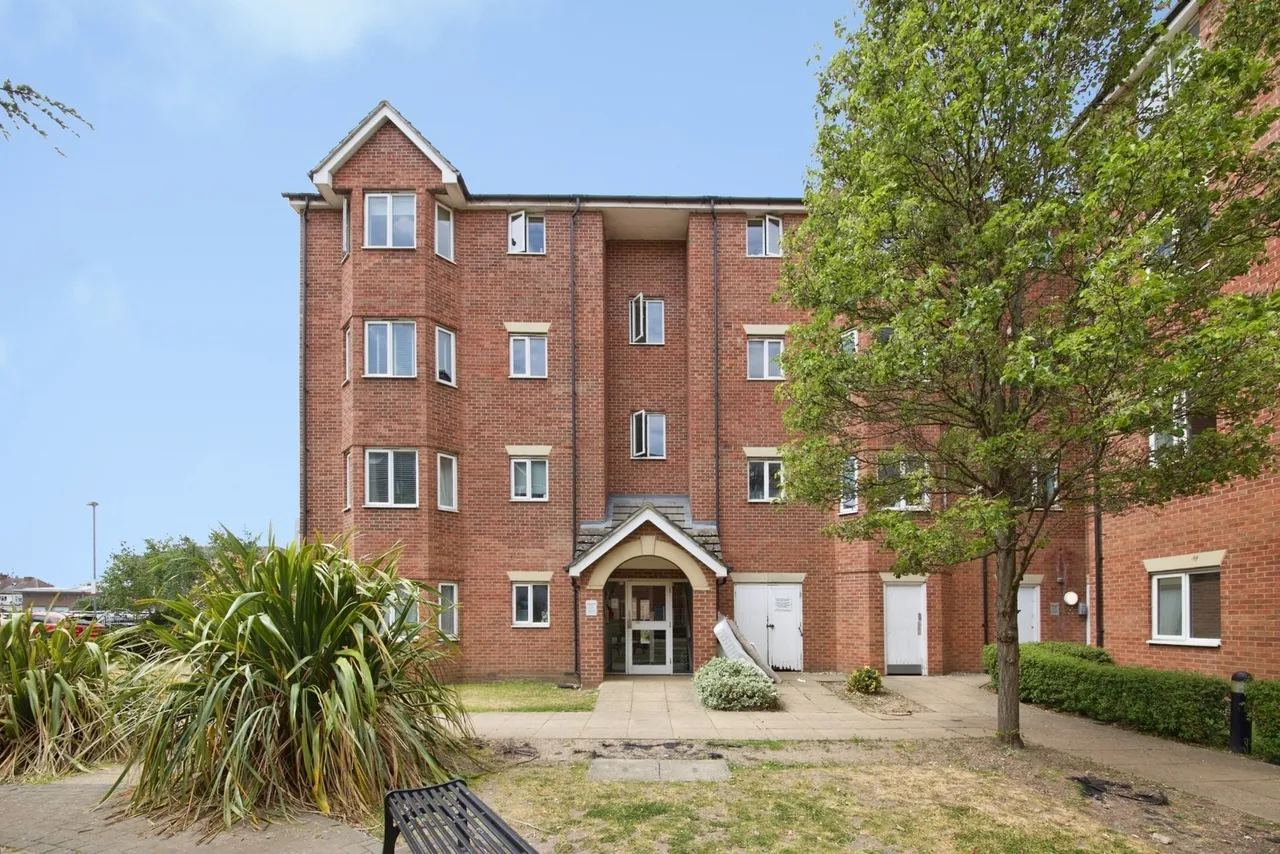 2 bed flat for sale — London Road, Romford, RM7