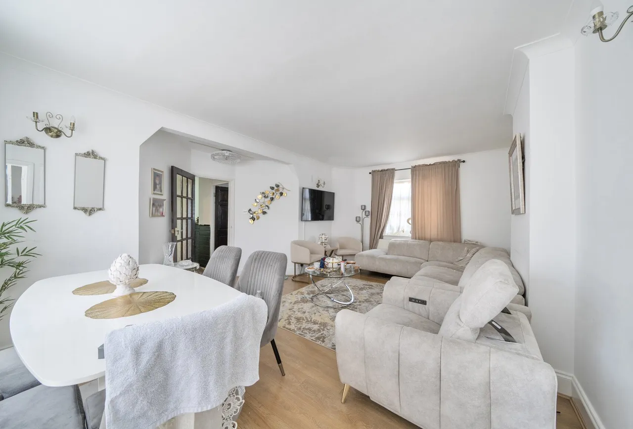 4 bed flat for sale — Upminster House, Buck Lane, NW9 0AN