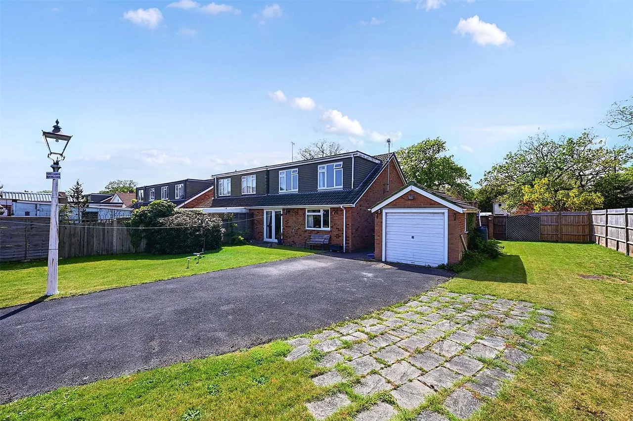 3 bed house for sale, Mytchett Road, Mytchett, GU16