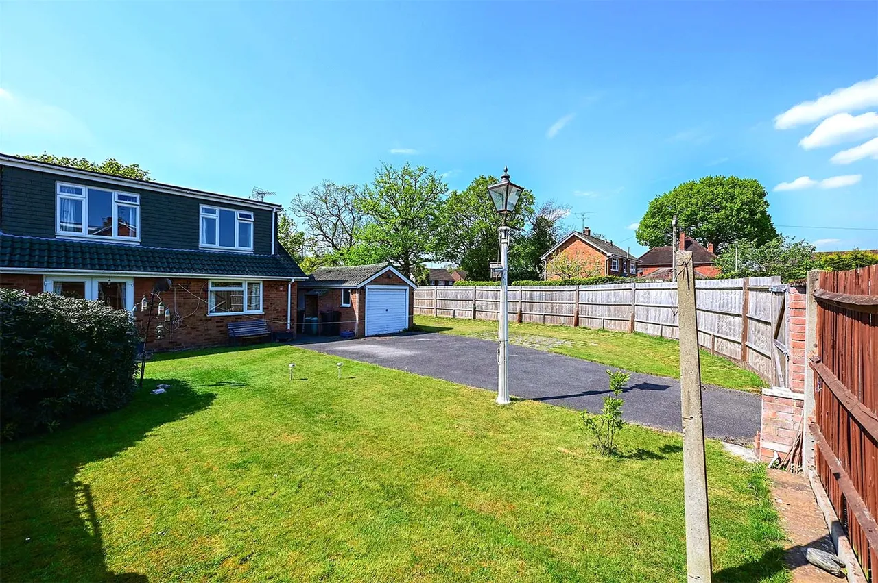 Mytchett Road, Mytchett, GU16, photo 2