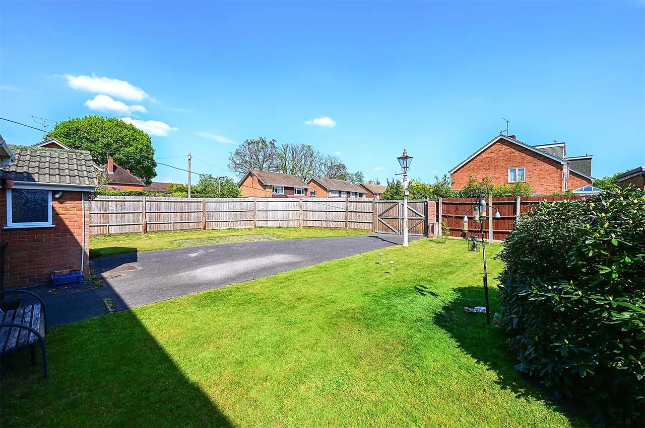 Mytchett Road, Mytchett, GU16, photo 13