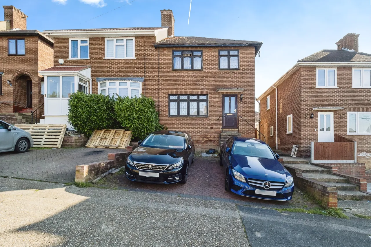 3 bed house for sale — Boxmoor Road, Romford, RM5
