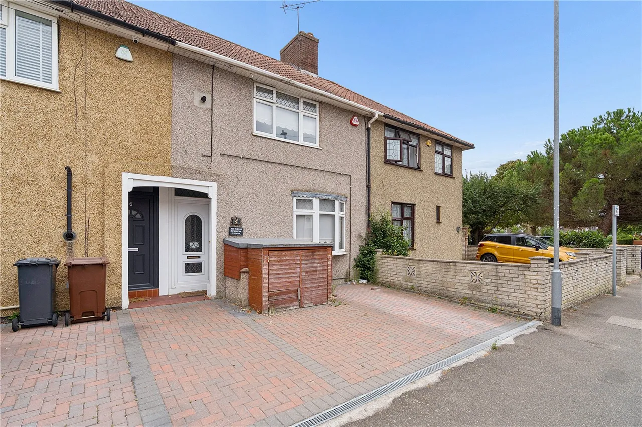 2 bed house for sale — Stanhope Road, Dagenham, RM8