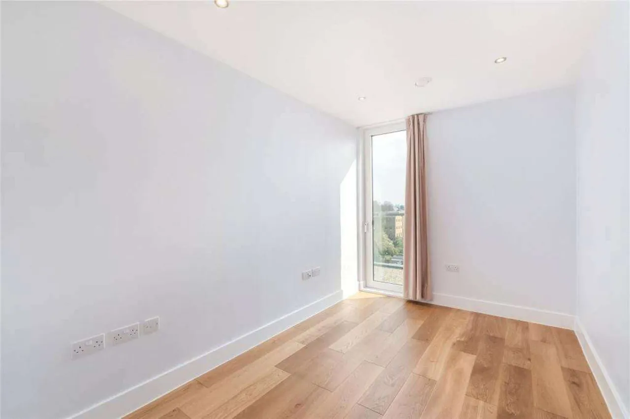 Chiswick High Road, London, W4, photo 5