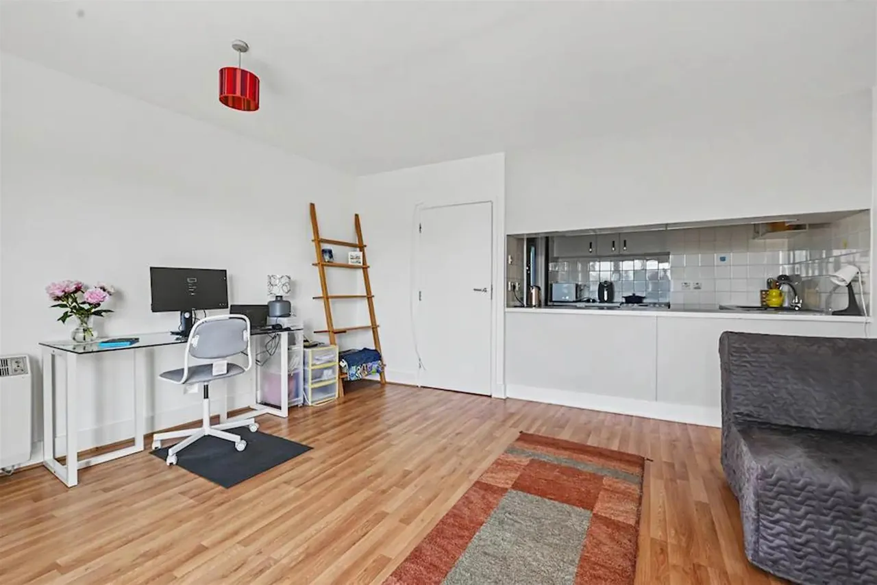High Road, London, NW10, photo 5