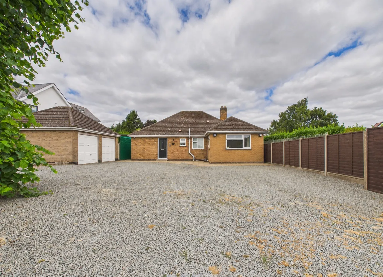 3 bed house for sale — Woodgate Road, Burbage, LE10
