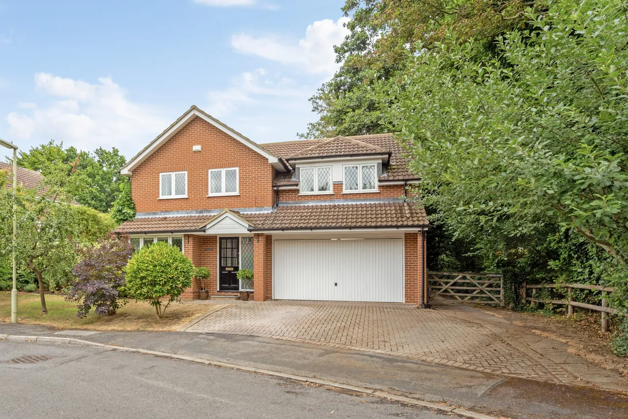 4 bed house for sale, Southby Drive, Fleet, GU51