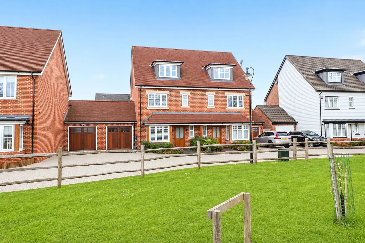 4 bed house for sale — Mulberry Walk, Fleet, Hampshire, GU51 5EA