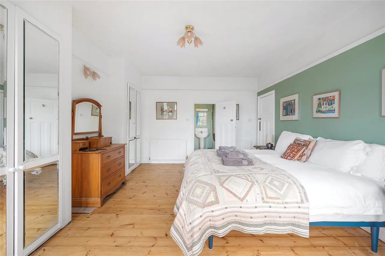 Durrington Park Road, London, SW20, photo 10