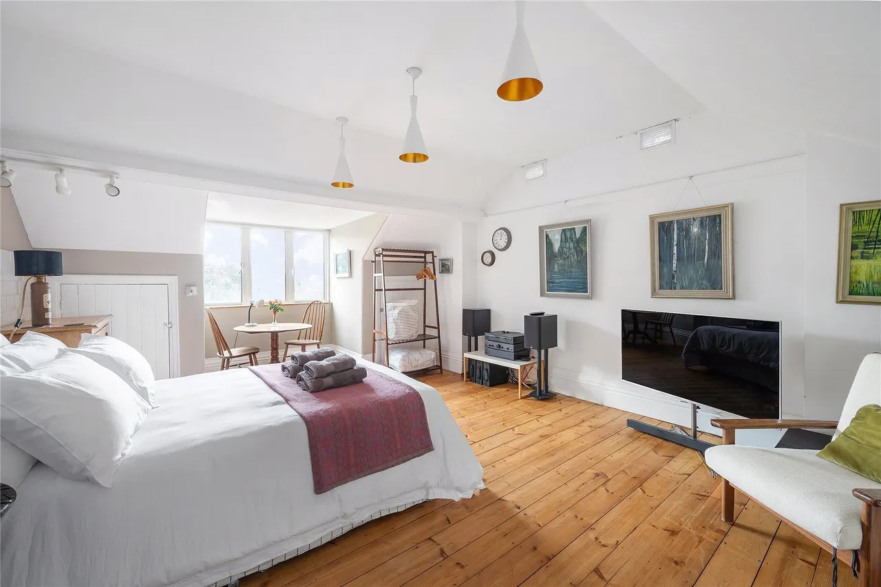 Durrington Park Road, London, SW20, photo 12
