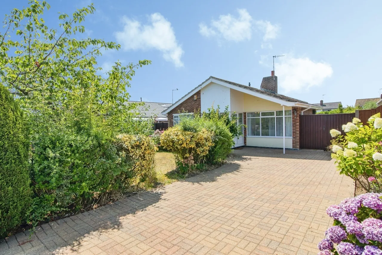 2 bed house for sale — Pennygate Drive, Lowestoft, Suffolk, NR33
