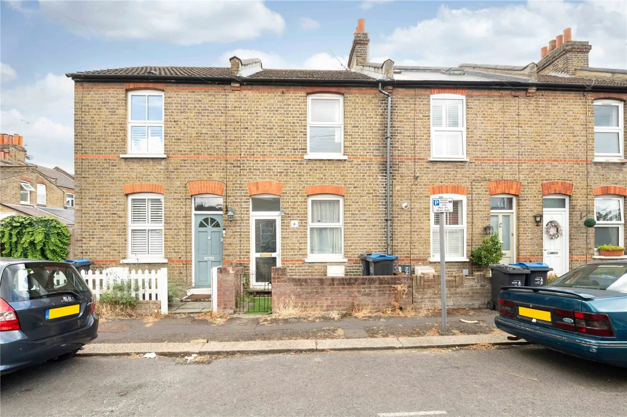3 bed house to rent, Stanley Road, Morden