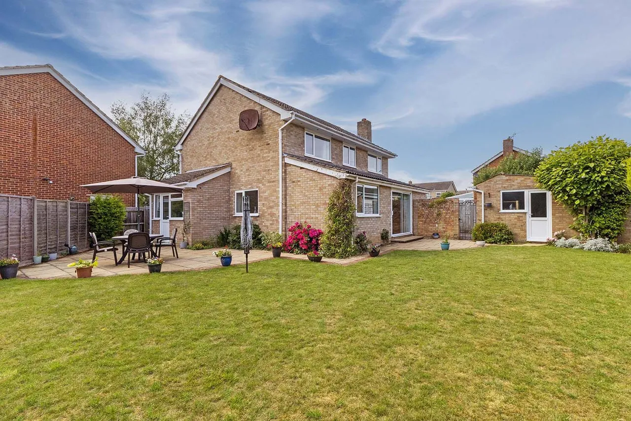 4 bed house for sale — Hemsdale, Cranbrook Drive, Maidenhead, Berkshire