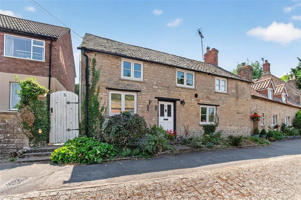3 bed house for sale, High Street, Castle Bytham, NG33