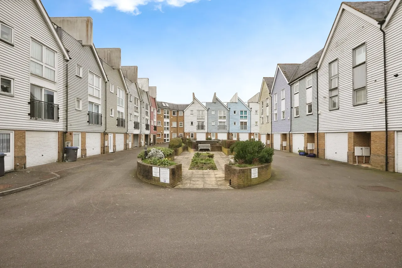 2 bed flat for sale — Beaconsfield Road, Dover, Kent, CT16