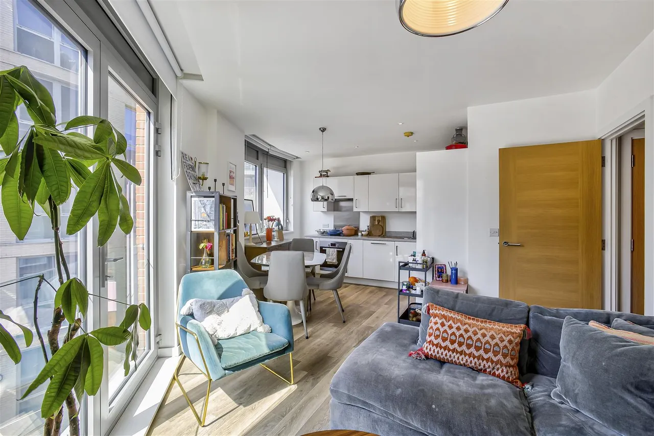 1 bed flat for sale, Plaza Gardens, London, SW15