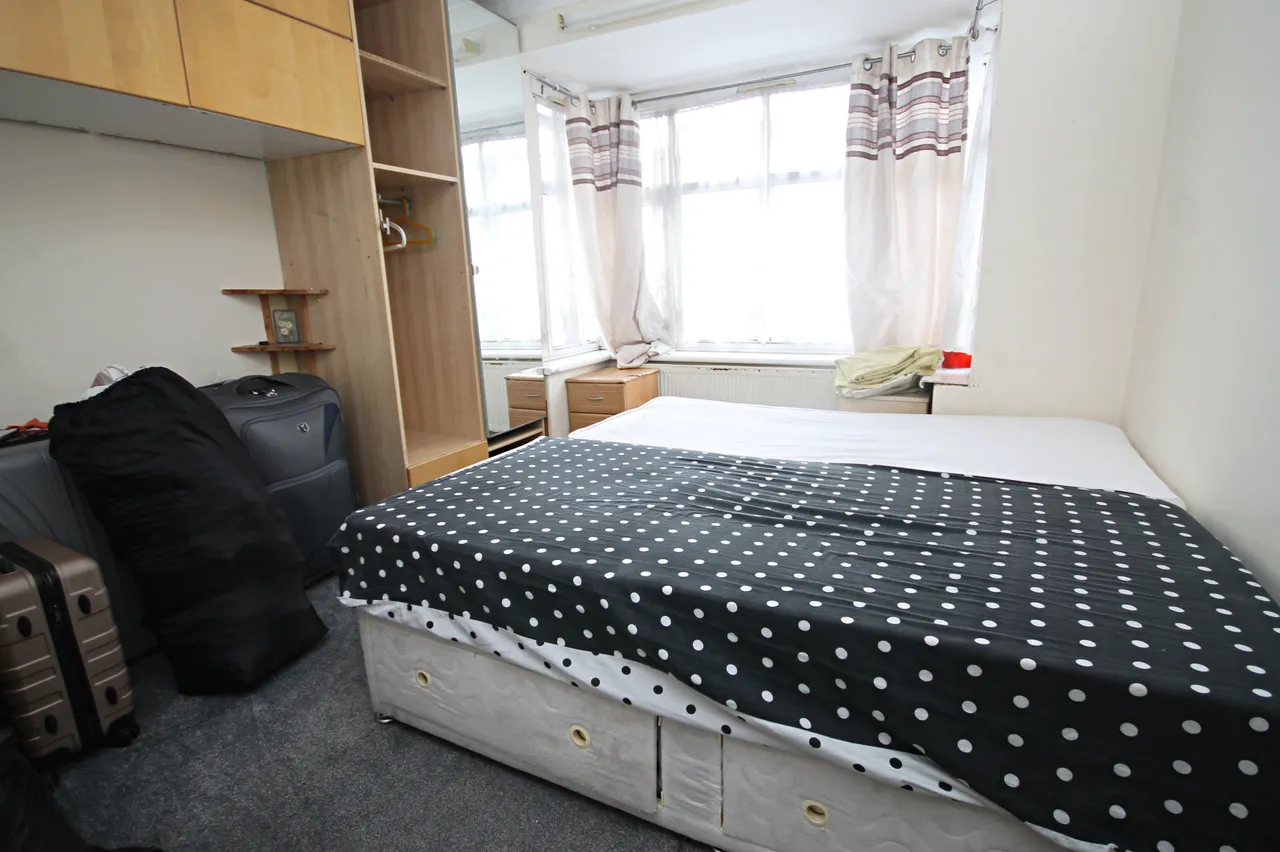 Oakfield Gardens, Greenford, UB6, photo 9