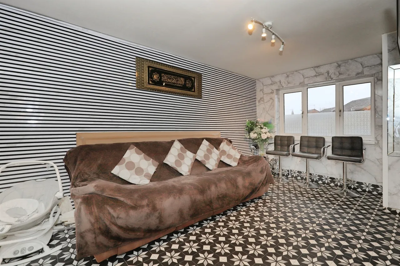 Barn Farm Close, Bilston, WV14, photo 4
