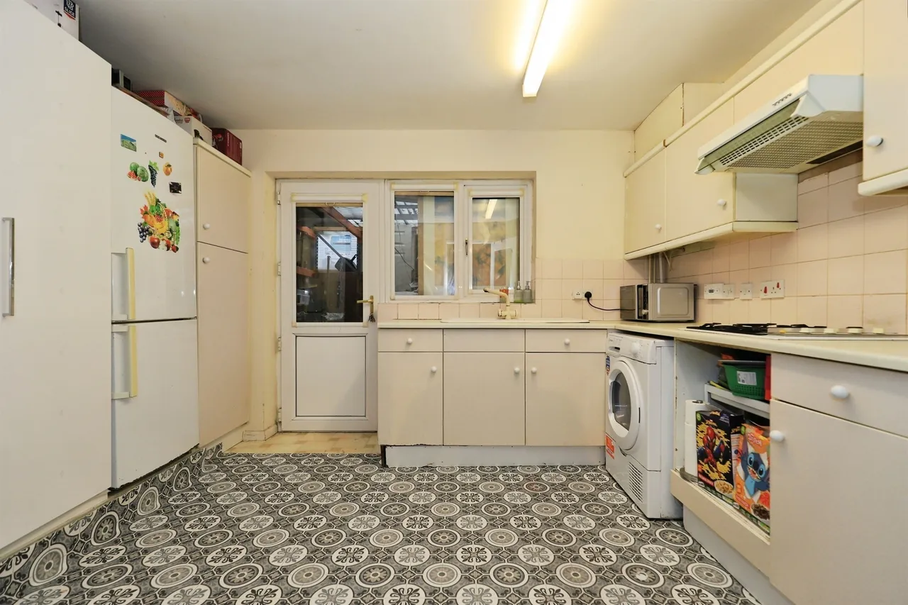 Barn Farm Close, Bilston, WV14, photo 6
