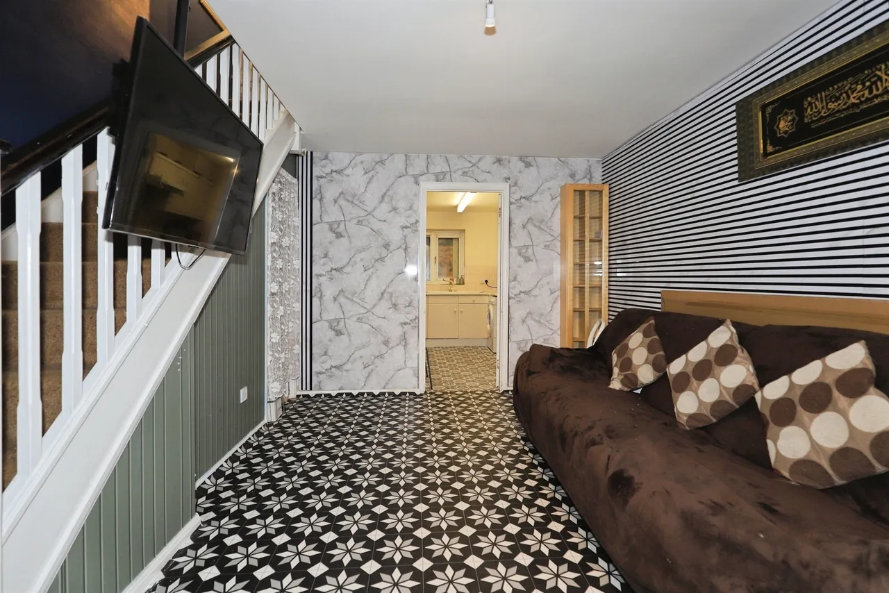 Barn Farm Close, Bilston, WV14, photo 2