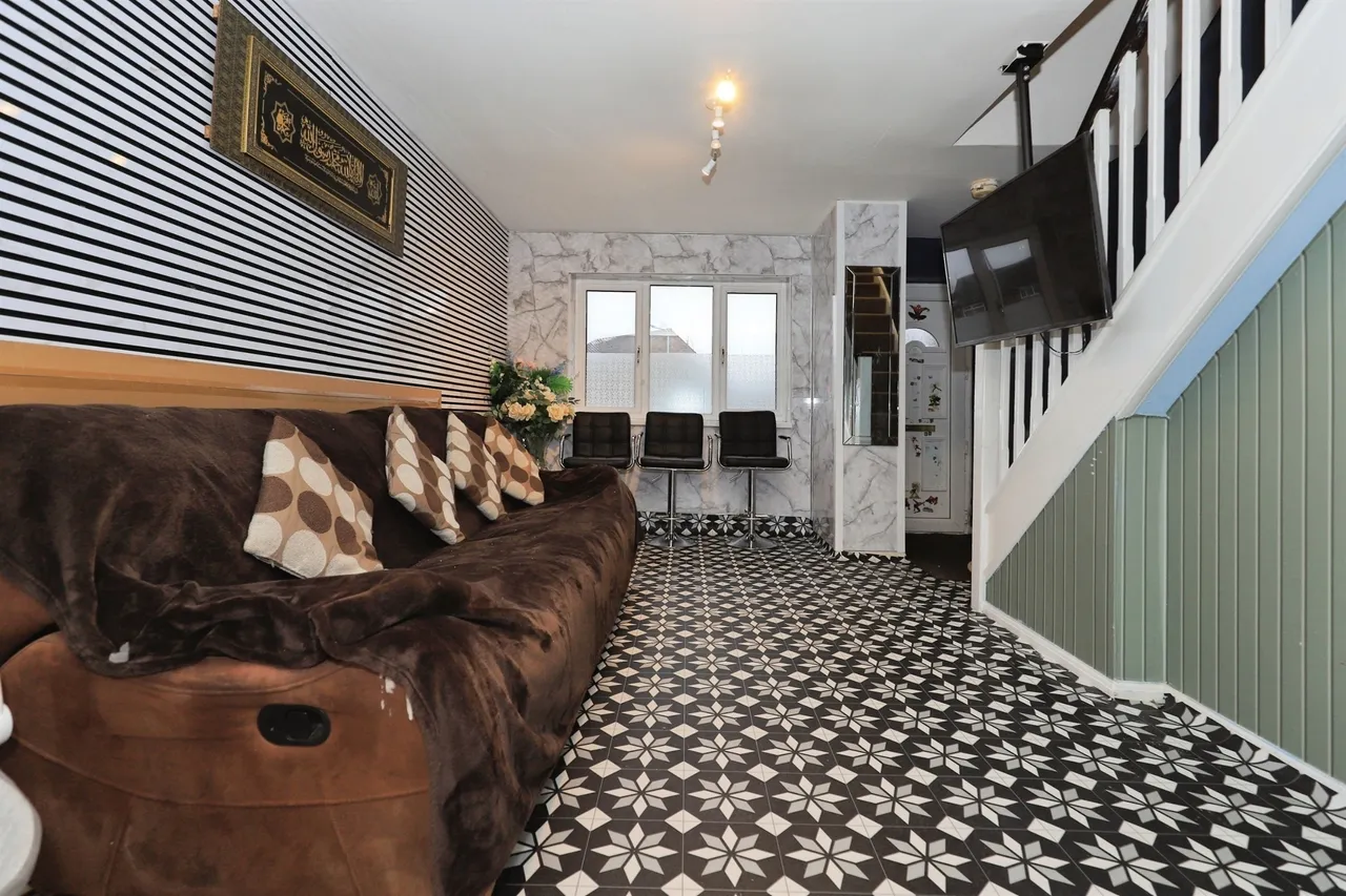 Barn Farm Close, Bilston, WV14, photo 5