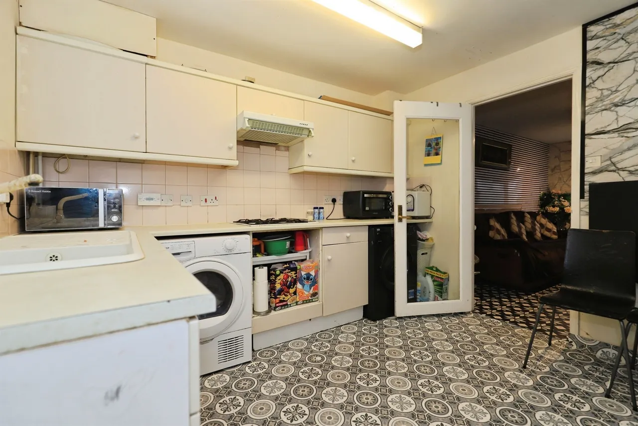 Barn Farm Close, Bilston, WV14, photo 8