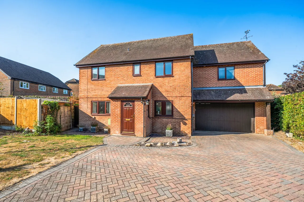 5 bed house for sale — Addison Gardens, Odiham, Hook, RG29 1AS