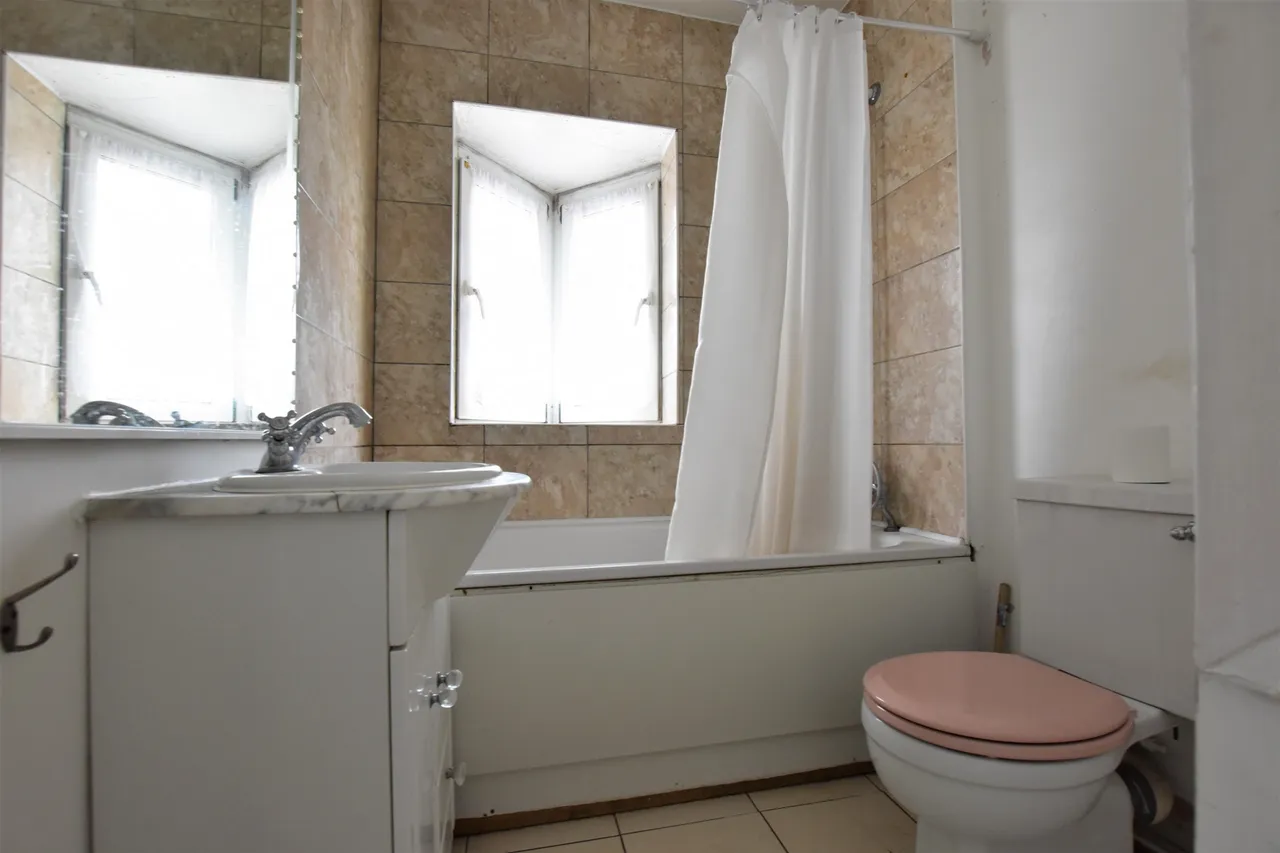 Clayhill Crescent, Mottingham, SE9 4JB, photo 10