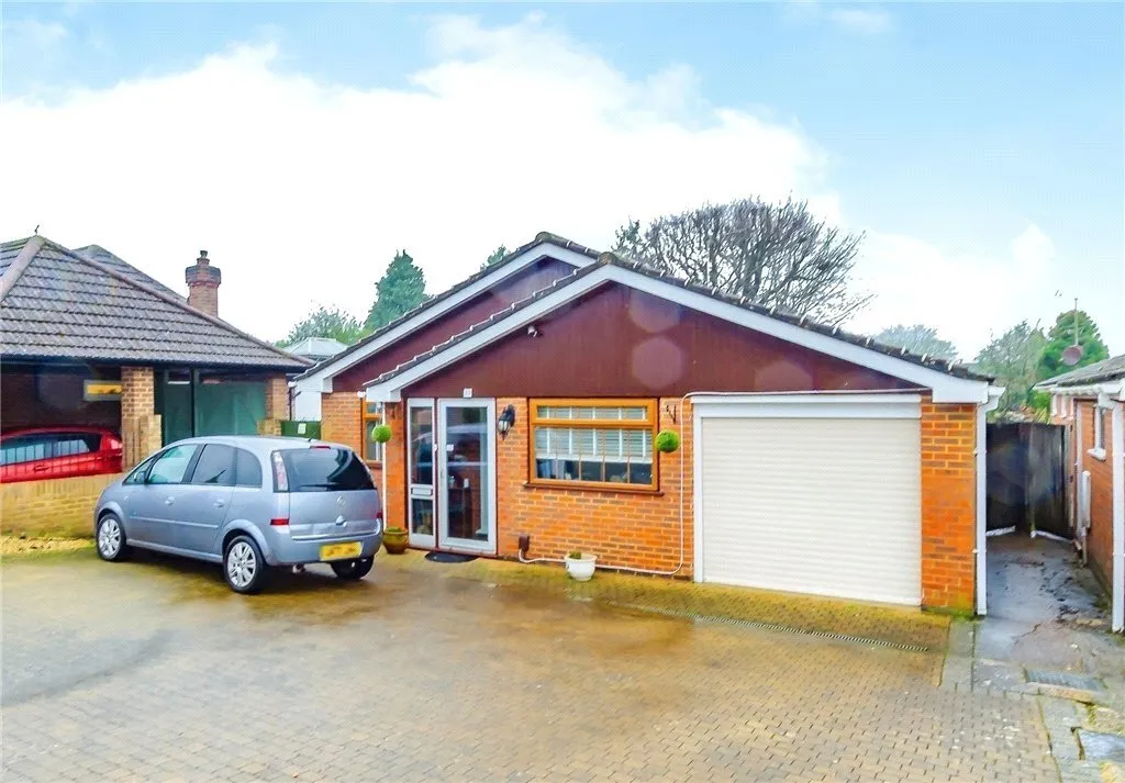 3 bed house for sale — Essendene Road, Caterham, Surrey, CR3