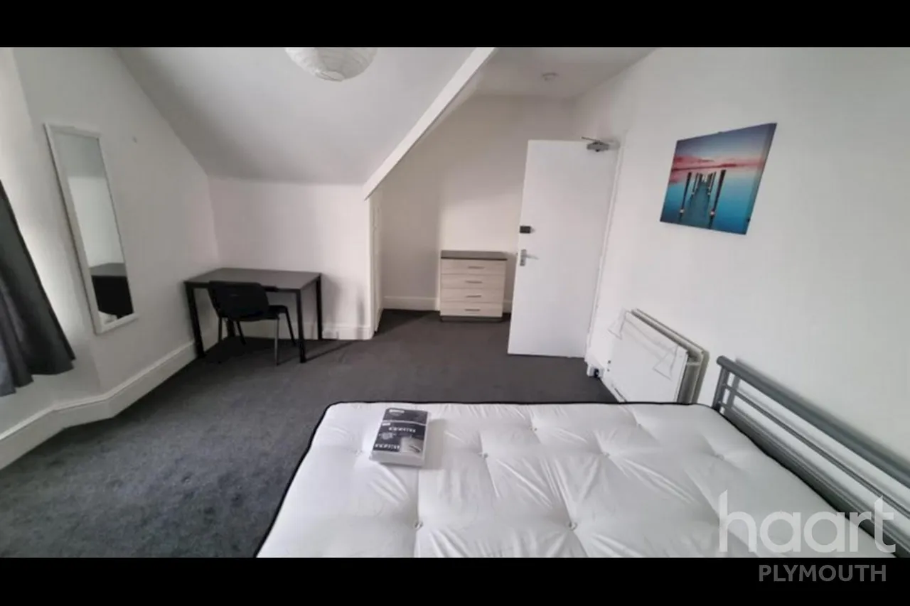 Plymouth, PL4, photo 3