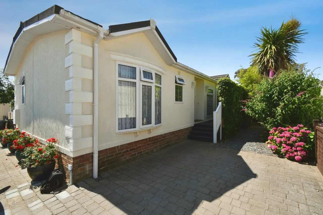 2 bed park home for sale — Lower Dunsforth, York