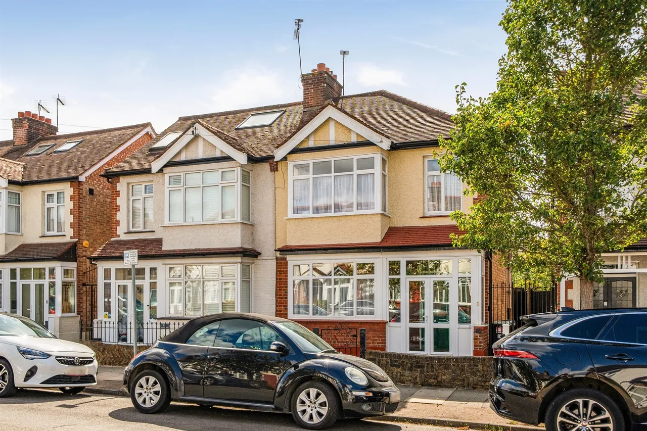3 bed house for sale — Monastery Gardens, Enfield