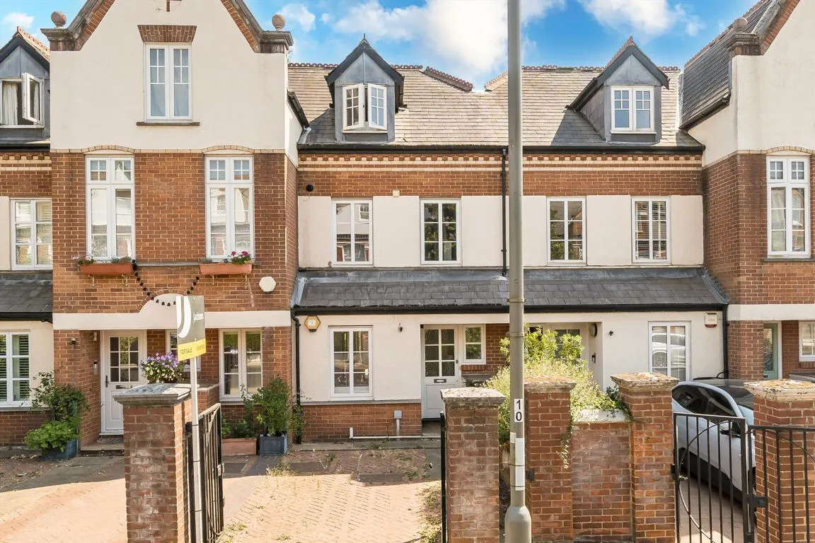 3 bed property for sale, Hillbury Road, SW17