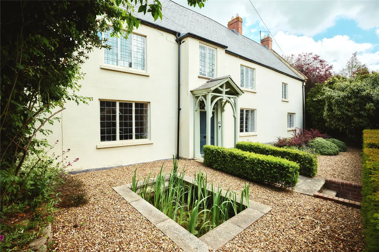 5 bed house for sale, West Street, Earls Barton, NN6
