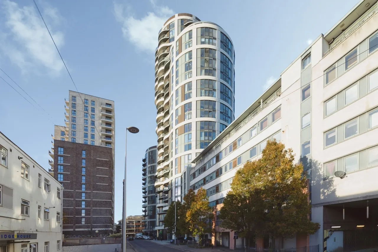 2 bed flat for sale — Cambridge Road, BARKING, Essex, IG11