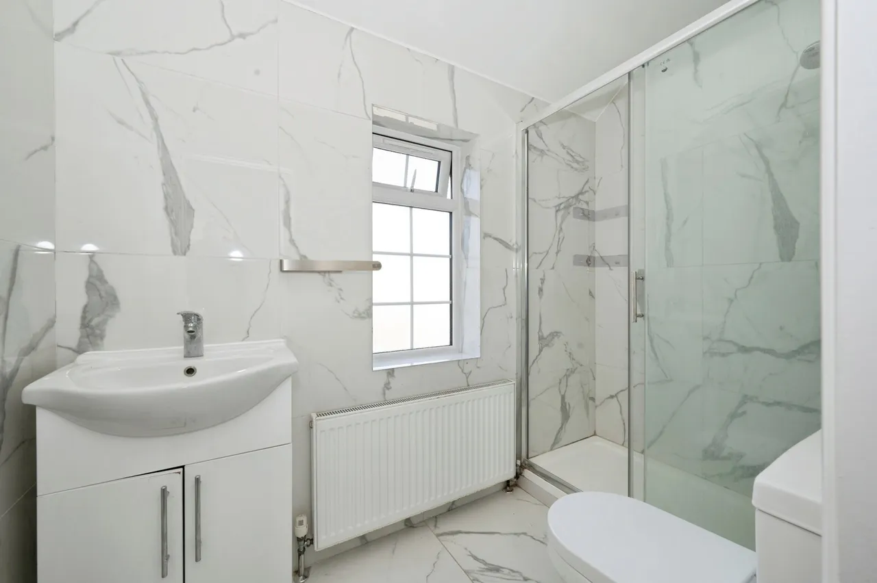 Farm Road, Esher, KT10, photo 12