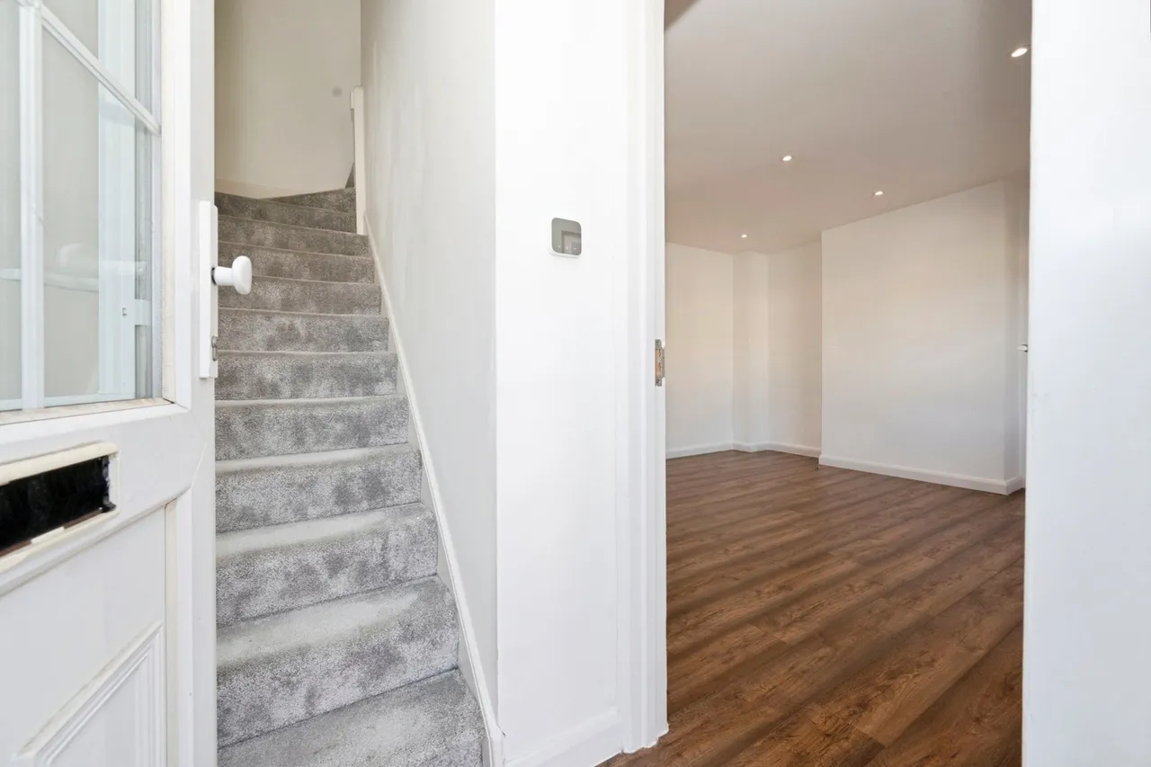 Farm Road, Esher, KT10, photo 9